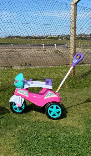 Triciclo infantil com suporte para pés ou pedal