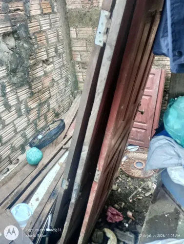 Vende 3 portas de madeira super boa e janela