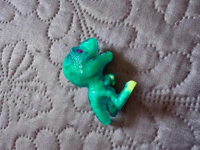 Kinder ovo dinossauro que brilha no escuro