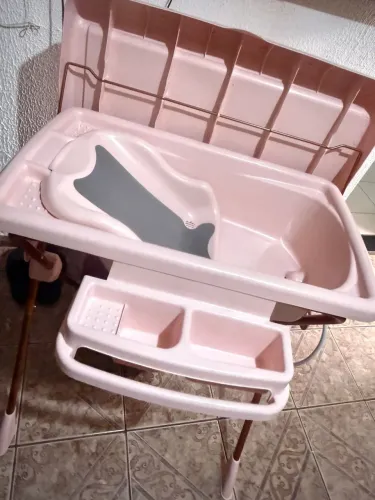 Banheira de bebê e trocador completo