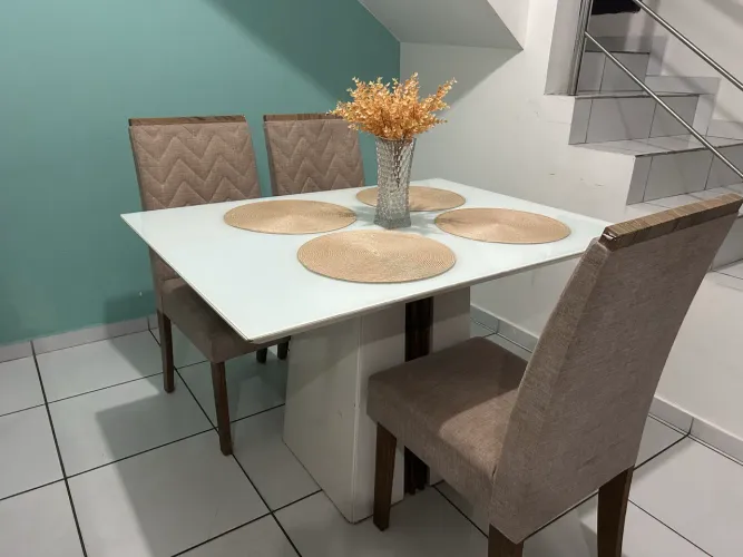 Vendo mesa de vidro com 3 cadeiras.