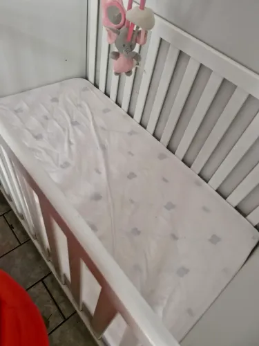 Vende se berço com o colchão,criança nunca dormiu nele esta bem conservado.