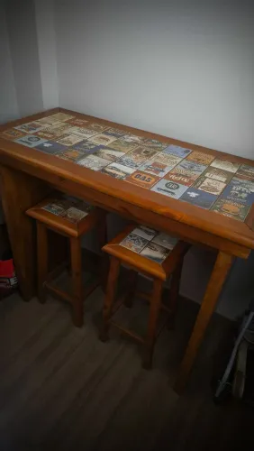 Mesa Bistrô Alta Retrô em Madeira com Tampo de Azulejos + 2 Banquetas