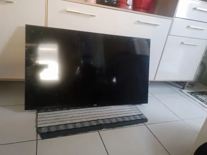 Televisão ela liga mais não amostra a imagem só o som pra retirar peças