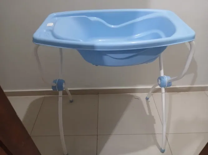 Banheira azul com suporte 