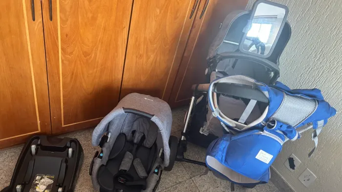 Carrinho de bebê com base e bebê conforto è canguru 