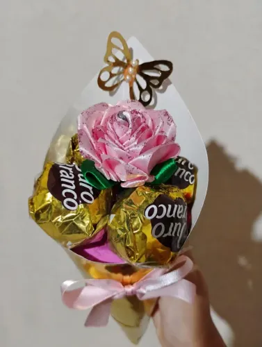  Buquê com rosa e chocolates 
