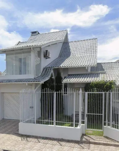 Casa com 3 dormitórios, sendo 1 suíte, piscina e 2 pavimentos na Cidade Alta, em Araranguá