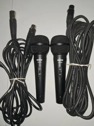 Dois microfones SHURE com o os dois cabos