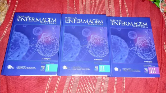 Livro didático de enfermagem com QR code