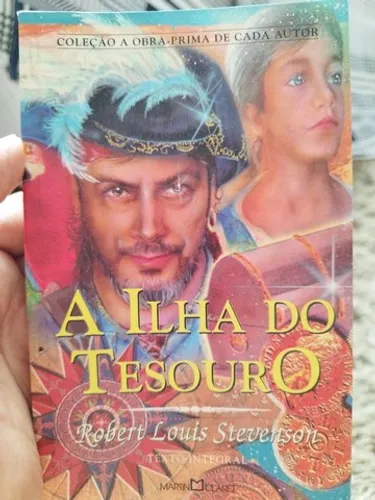 Vendo o livro A Ilha do Tesouro de Robert Louis Stevenson