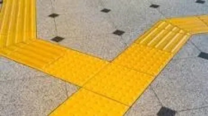 Piso tátil alerta e direcional pra deficientes visuais