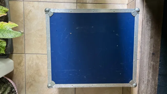 Case de madeira Forração espuma interna nas medidas 61cm x 54cm x 26cm
