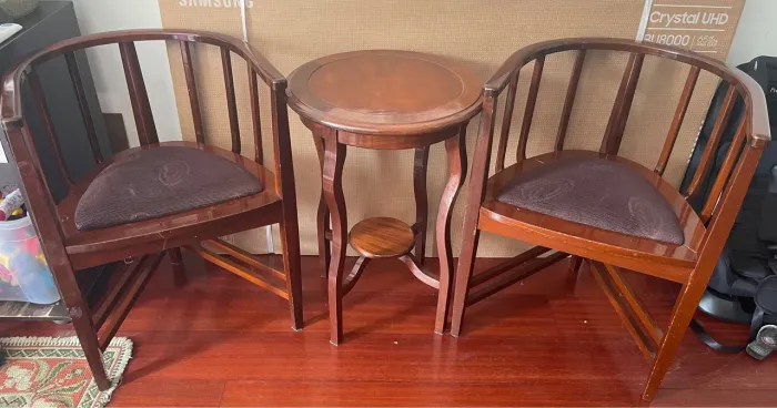 Conjunto Antigo de Mesa Lateral com 2 Cadeiras