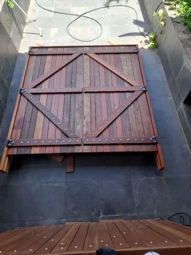Porta de madeira maciça com detalhes em ferro