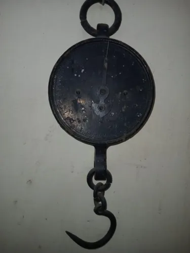 Balança de carne com gancho antigo