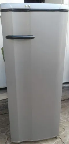 ACHOU GELADEIRA PEQUENA ELECTROLUX MUITO BOA COM ENTREGA GRÁTIS !