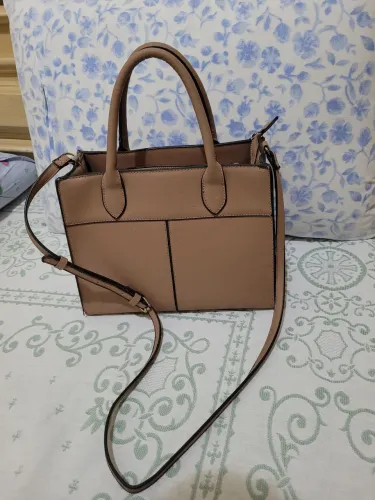 Bolsa de ombro elegante na cor bege