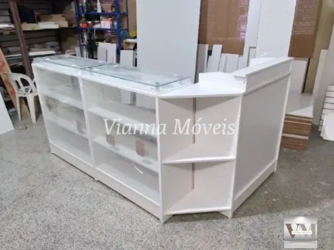 Balcão Caixa em L + 2 Balcões Vitrine com Tampo de Vidro 