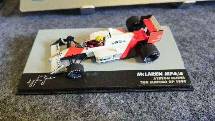 Miniatura Mclaren MP4/4 1988 1:43