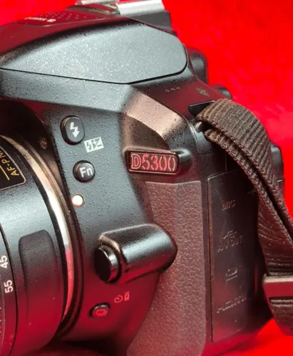 Câmera DSLR Nikon D5300 - Perfeita para fotos incríveis!