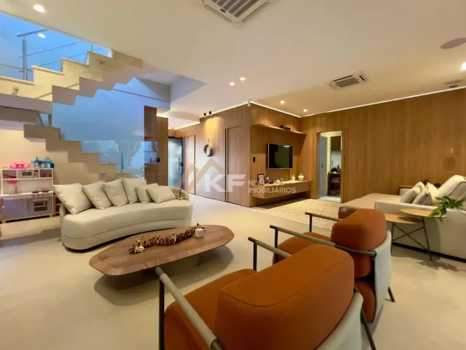 Casa Sobrado Condomínio Santa Monica II - 3 Quartos suítes - Escrítório - Piscina aquecida