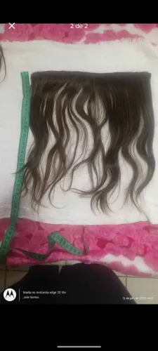 Aplique de cabelo humano castanho liso.