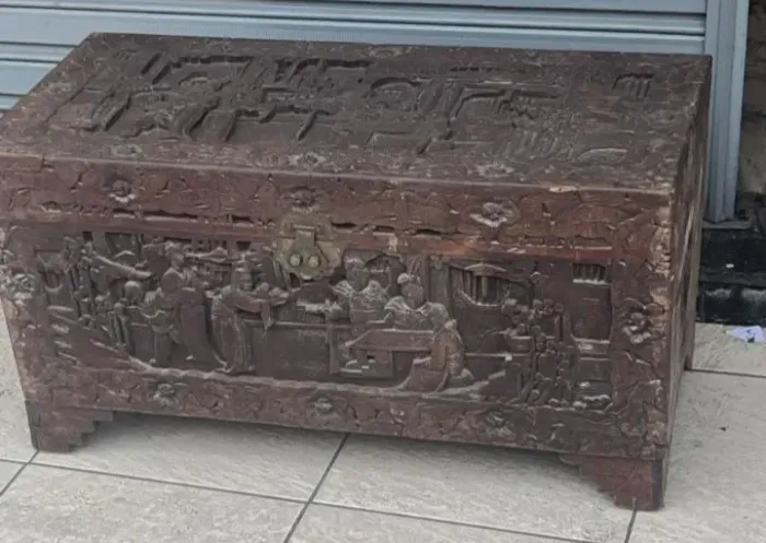 Bau muito antigo madeira entalhada comprado em Portugal 