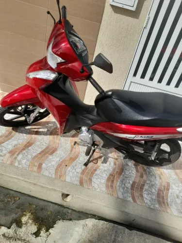 Única dona moto toda certinha aveloz