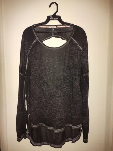Blusa Feminina Billabong sobrelegging Manga Longa com Detalhe nas Costas