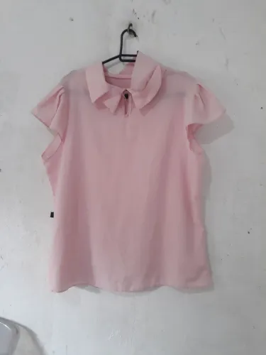 Blusa rosa com gola diferenciada