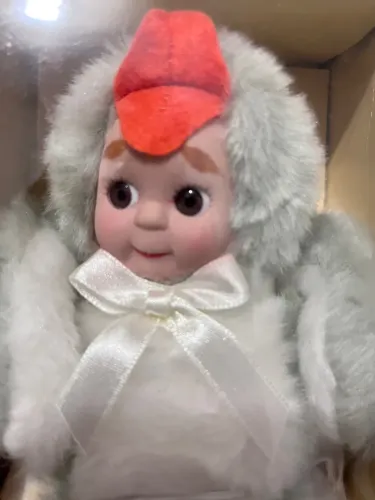 Boneco d e porcelana patinho feio.