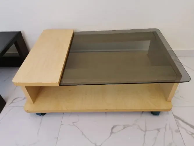 Mesa de centro retangular em madeira clara com tampo de vidro