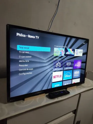 TV smart Roku 32 polegadas praticamente nova não tem pezinho mais vai suporte de parede 