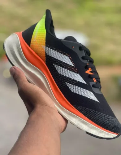 Tênis Adidas Ultraboost - Design Moderno e Conforto