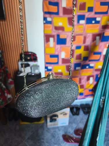 Bolsa Clutch Glitter Prateada com Alça de Corrente