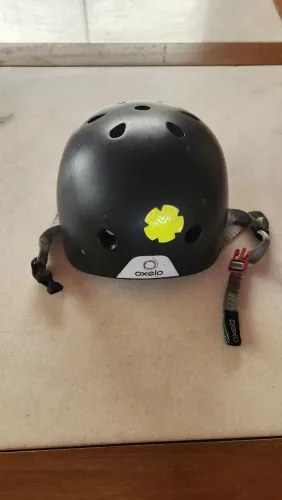 Capacete, joelheiras e cotoveleiras , kit de segurança Oxelo ( decathlon) - Preto
