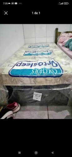 Cama solteiro com 6 pezinhos