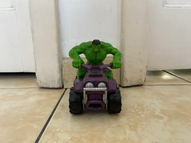 O Incrível Hulk - Boneco Articulado e Quadriciclo Elétrico