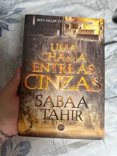 Livro Uma chama entre as cinzas