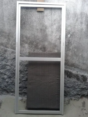 Porta de alumínio e acrílico.