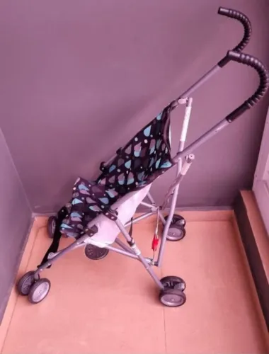 Carrinho de bebê leve e prático cosco