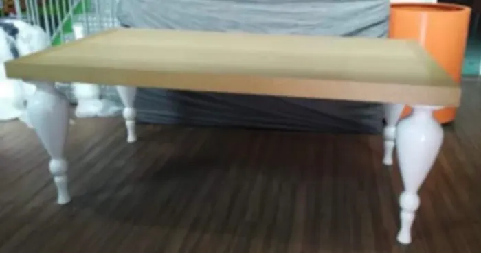 Mesa madeira com pé torneado 