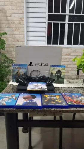 PLAYSTATION 4 SLIM com SSD de 1TB + 2 CONTROLES + 7 JOGOS