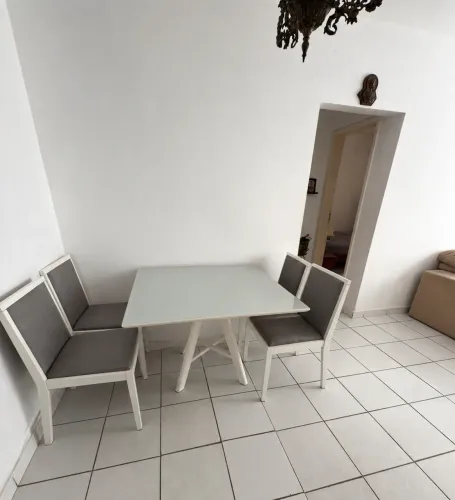 Mesa com 4 cadeiras