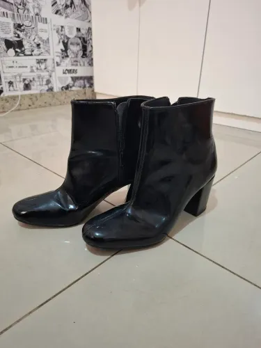Bota de vinil avariada