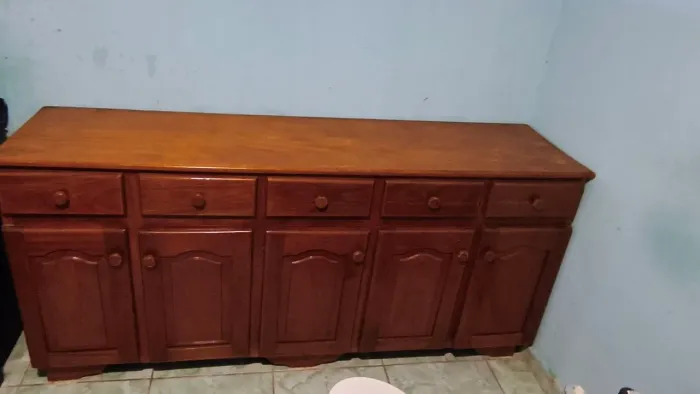 Vende-se armário de madeira maciça