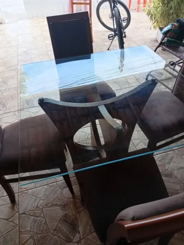 Mesa de vidro com 4 cadeiras