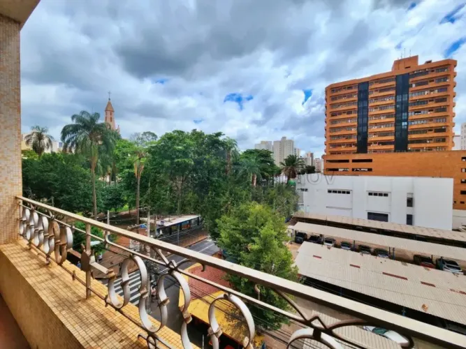 Sala em prédio comercial de 126m² com 04 salas e 03 lavabos para locação - Centro