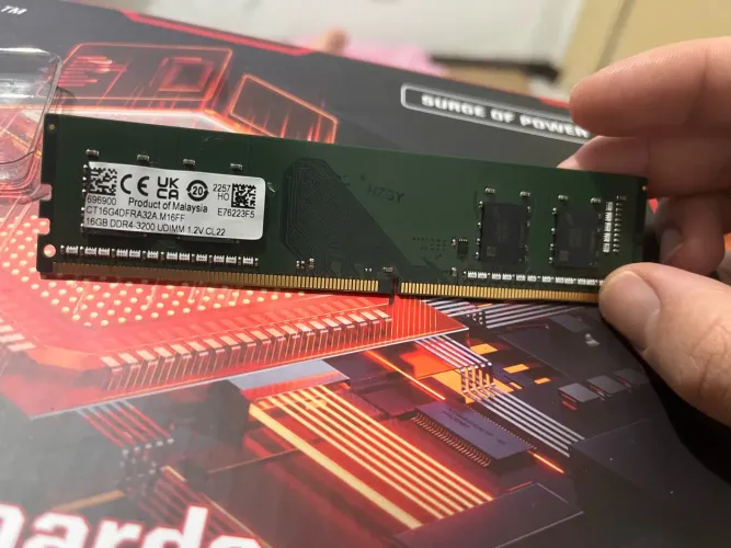 Memória RAM 16GB DDR4 16gb 3200MHz (Com Defeito / Para Reparo)